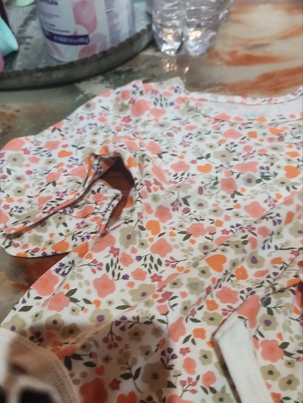 2 Onsies 9 Mo 2 Onsies 6-9 Mo 2 Outfits 6-9 Mo 1 Blouse 9 Mo 1 Top 9 Mo